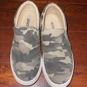 Camo sneakers slip on